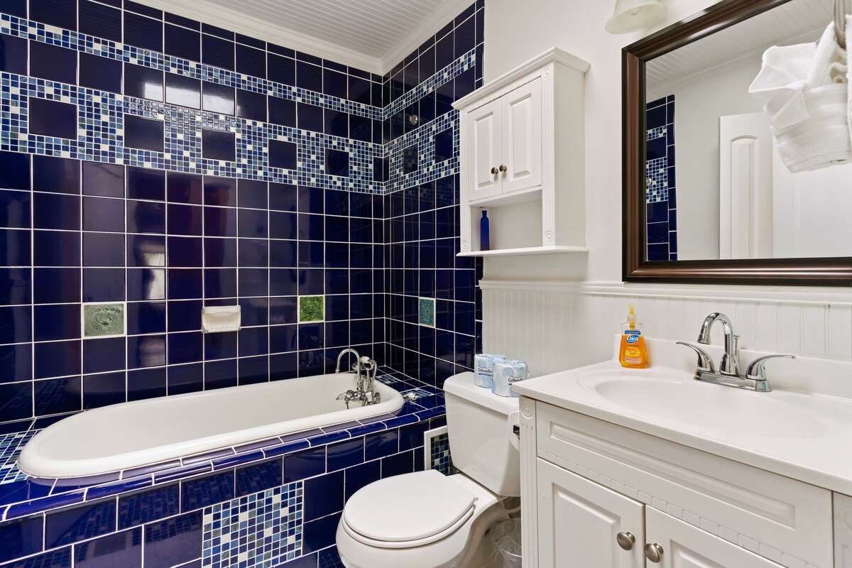 Barefoot Bungalow – located near the Village/Pier