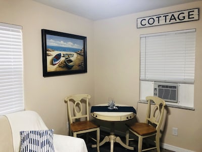 Just Renovated Cozy Private Guest House 1/1 - Pets Welcome!
