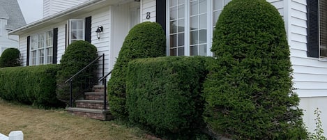 Front of house - 2 cars can park in driveway and 2 cars can park in back