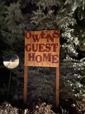 Look for the Owens guest home sign for your drive way.