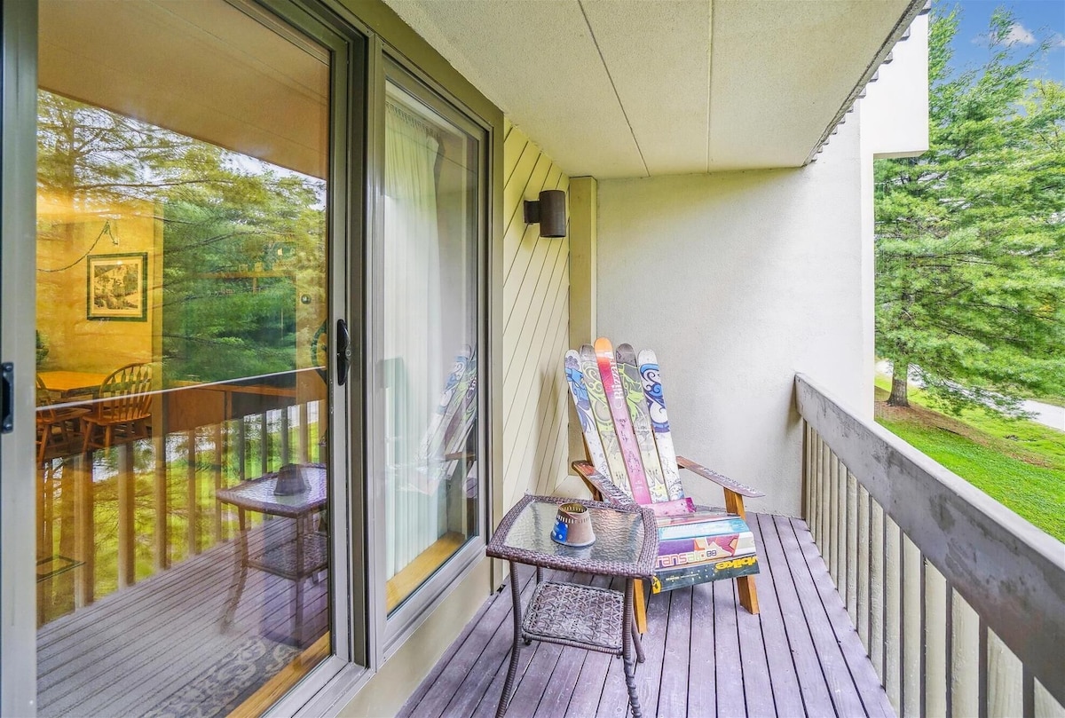 Pinnacle E8 is a great property with shuttle to the slopes everyday of the week. The outdoor pool, hot tub, and, tennis courts are open during summer only.