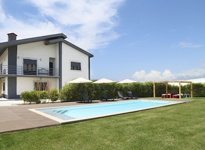 Casa acogedora, espaciosa y totalmente equipada con piscina cerca de la playa.