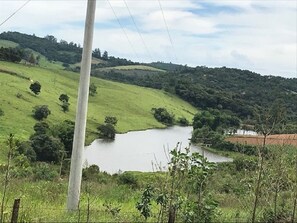 Vista do lago e colinas