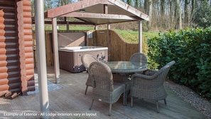 Hot tubs and outdoor dining with all lodges