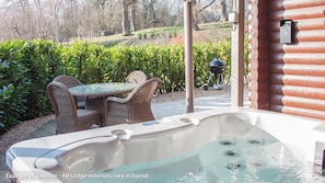 Hot tubs and outdoor dining with all lodges