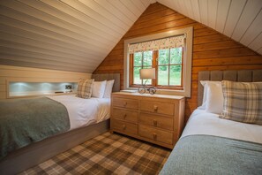 Twin bedroom with 2 single beds