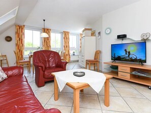 Wohnzimmer mit integriertem Küchenbereich