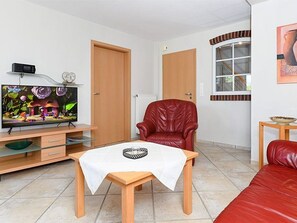 Wohnzimmer mit integriertem Küchenbereich