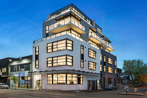 Fassade der Unterkunft – Abend/Nacht