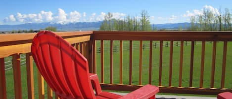 Enjoy the deck! Beautiful view of mountains by day, starry sky by night!