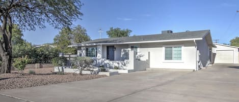 The casita is to the right of the garage. This is what the house looks like.