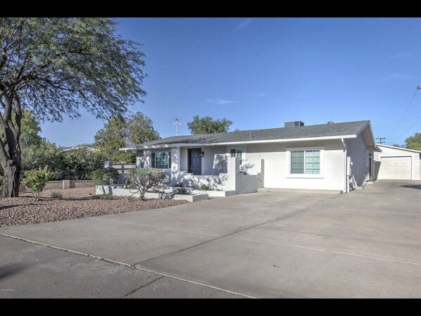 The casita is to the right of the garage. This is what the house looks like.