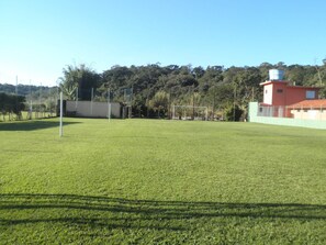 Campo de futebol e area para voley