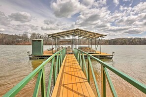 Private Dock | Boat Slip | Lake Hartwell Access