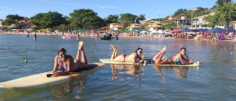 hospedes curtindo a praia de Geribá.