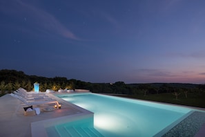 60 m2 heated infinity pool with hydromassage