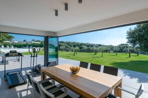 Summer kitchen with a baking oven/fireplace / Sommerküche mit Backofen / Kamin