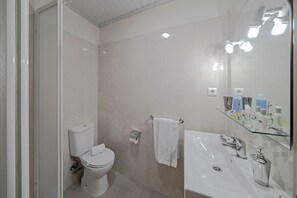 5 Our Madeira Apt Taberna Apt 2 Bathroom