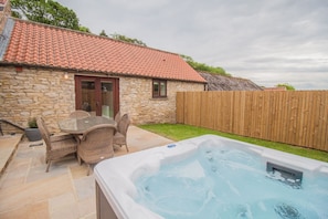 Enclosed Garden with Hot Tub