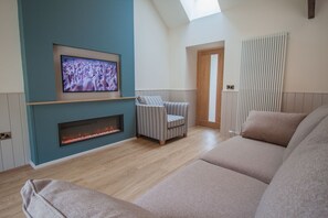 Lounge with 40" smart TV