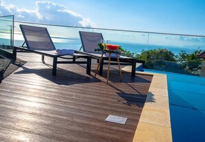 Piscine avec chaises longues