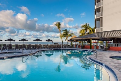 Dreamy Beach Vacay! Gulf View 1BR Family Suite, Balcony, Pool, Hot Tub, Parking!