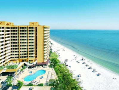 Dreamy Beach Vacay! Gulf View 1BR Family Suite, Balcony, Pool, Hot Tub, Parking!