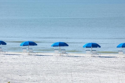 Dreamy Beach Vacay! Gulf View 1BR Family Suite, Balcony, Pool, Hot Tub, Parking!