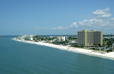 Dreamy Beach Vacay! Gulf View 1BR Family Suite, Balcony, Pool, Hot Tub, Parking!