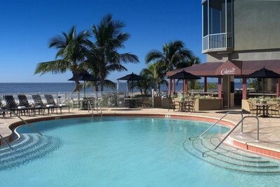 Dreamy Beach Vacay! Gulf View 1BR Family Suite, Balcony, Pool, Hot Tub, Parking!