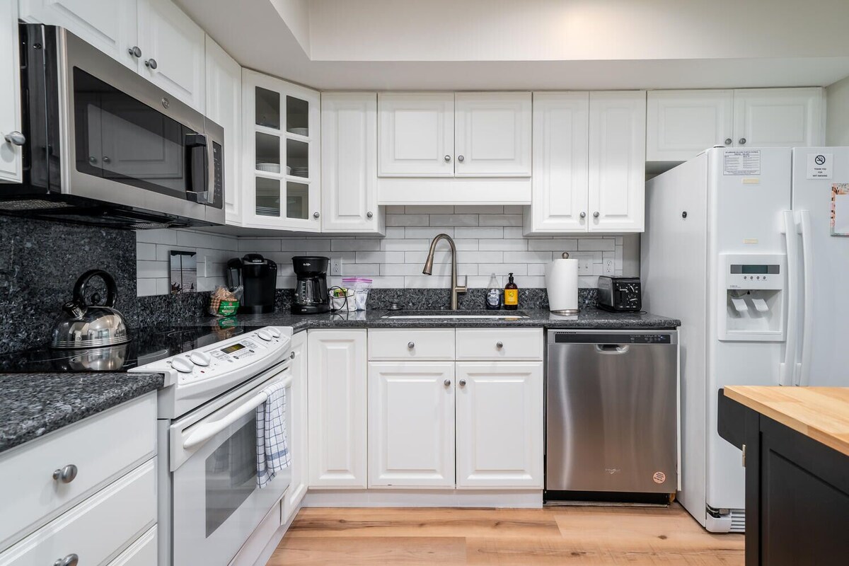2BR/2BA Spinnaker! Great Beach Location! Amenity Cards! Pet Friendly!