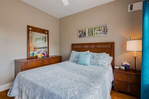 2nd Bedroom with Queen Size Bed, Sleeps 2