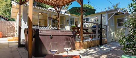 Hot tub and deck -- unwind!