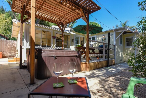 Hot tub and deck -- unwind!