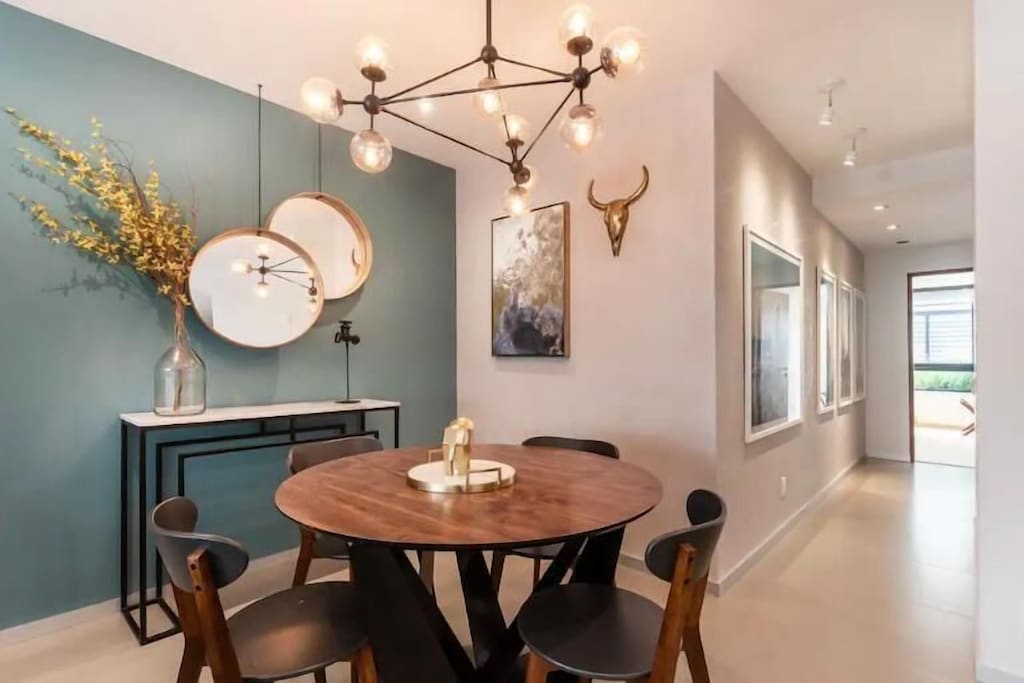 VRBO Mexico City: Kitchen table, large light fixture & modern decor