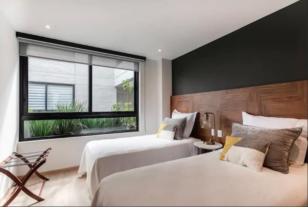 VRBO Mexico City: Bedroom with large window and two twin size beds