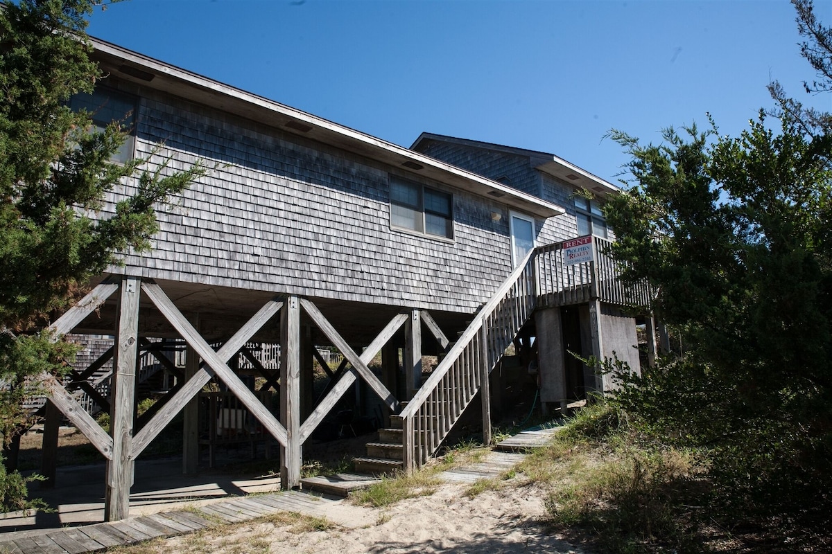 Come and stay at Chez Toni and enjoy relaxing on the deck while listening to the surf!