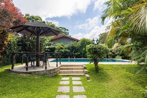 Piscina e quiosque vista desde o jardim