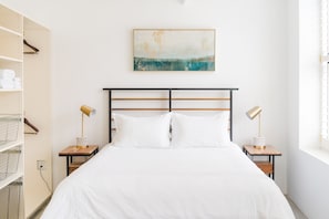 Queen bed with Casper pillows, memory foam mattress, down duvet & cotton sheets