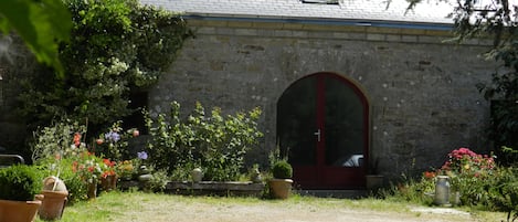 Chambre d'hôtes Ty Kar , située au rez-de-chaussée dans un batîment indépendant 