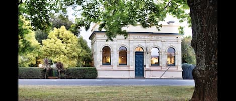 Stunning 1880s former bank set in beautiful country garden