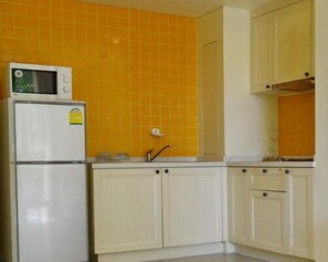 1Br by the beach nicely decorated 011