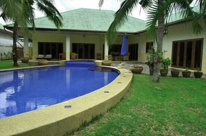 Large villa with pool 10 pax SHR001