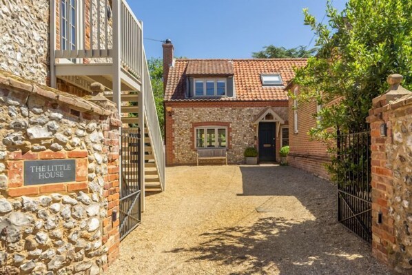 The Little House, Brancaster: Beautiful, spacious, light and characterful detached property with private annexe situated on a quiet lane