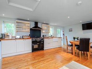 Practical dining and kitchen areas | Coachman’s Cottage - Yaxley Manor Cottages, Yaxley near Eye