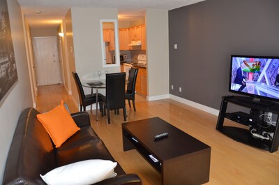 Entire Condo/Connaught area/Wifi/parking/ Downtown .