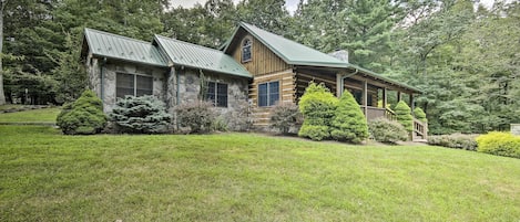 Berkeley Springs Vacation Rental | 3BR | 3BA | 1,733 Sq Ft | Stairs Required