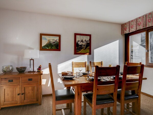 Möbel, Tabelle, Cabinetry, Bilderrahmen, Holz, Stuhl, Gebäude, Fenster, Fussboden, Schublade