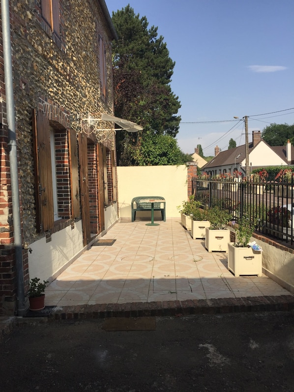 Terrasse devant la maison