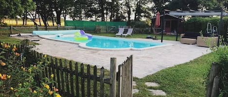 Piscine privative chauffée et clôturée de 10m x 4m